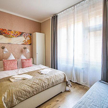 Old Town Rybna Apt By Ruterra Praga Esterno foto